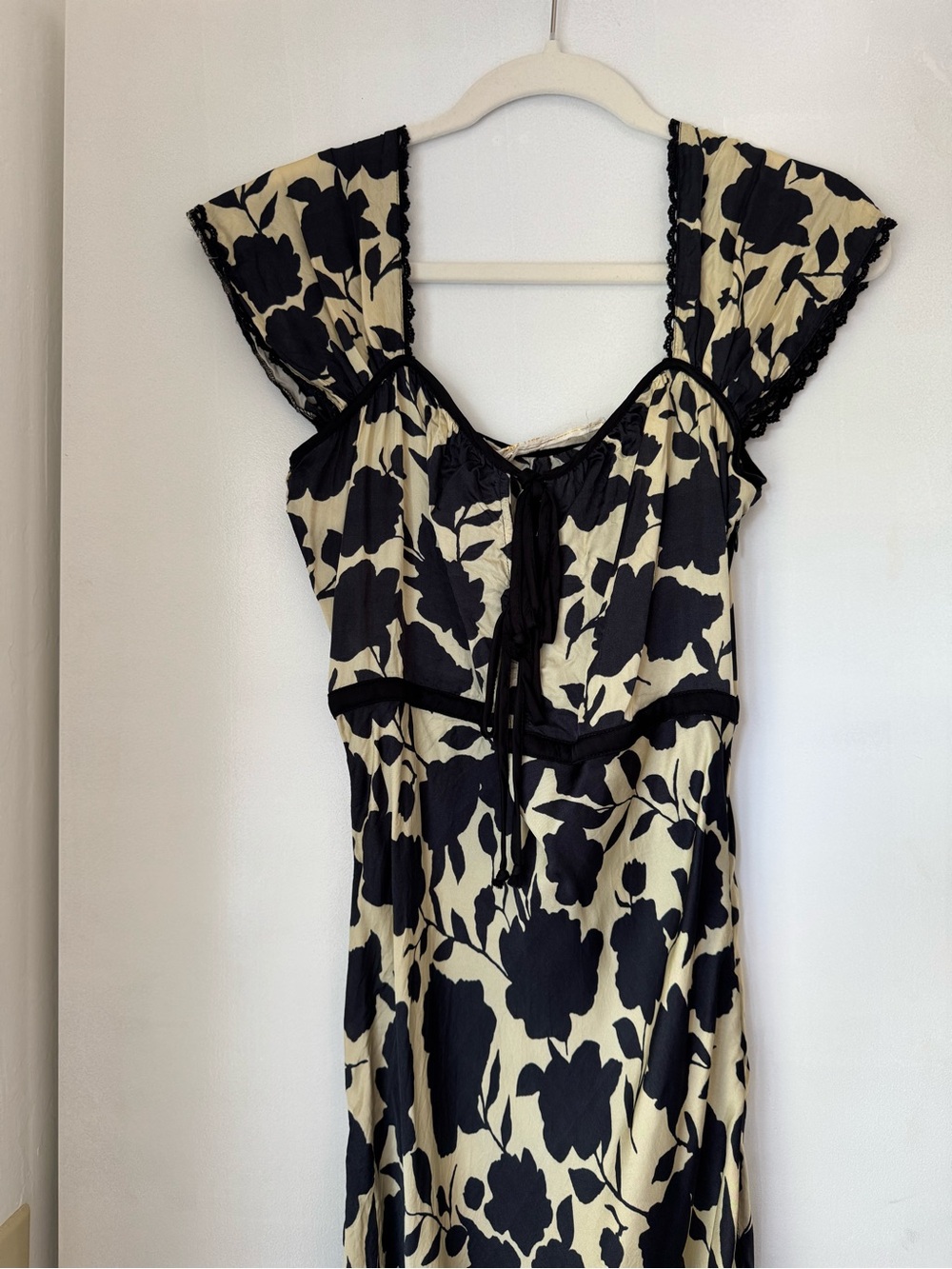 Black & Cream Floral Cap-Sleeve Midi Dress. Jens pirate booty